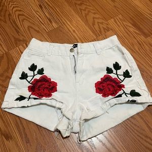 White denim shorts with roses